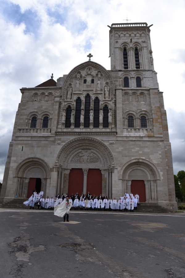 Retraite Spirituelle Internationale de Paris 2024 – 2 – Pèlerinage et participation à la Sainte Messe dans la Basilique Sainte-Marie-Madeleine de Vézelay