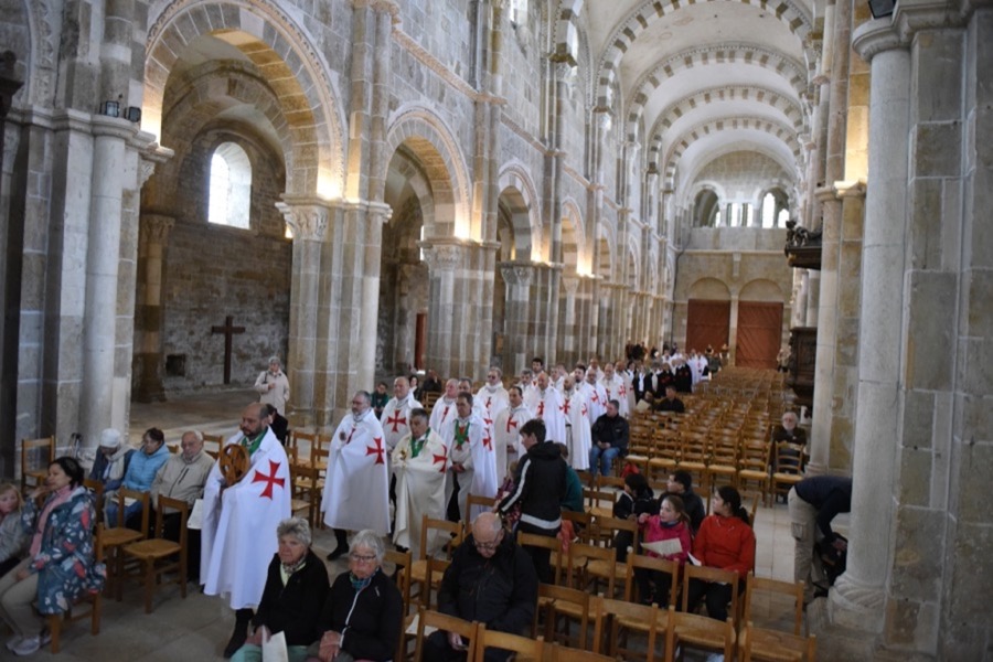 Retraite Spirituelle Internationale de Paris 2024 – 2 – Pèlerinage et participation à la Sainte Messe dans la Basilique Sainte-Marie-Madeleine de Vézelay