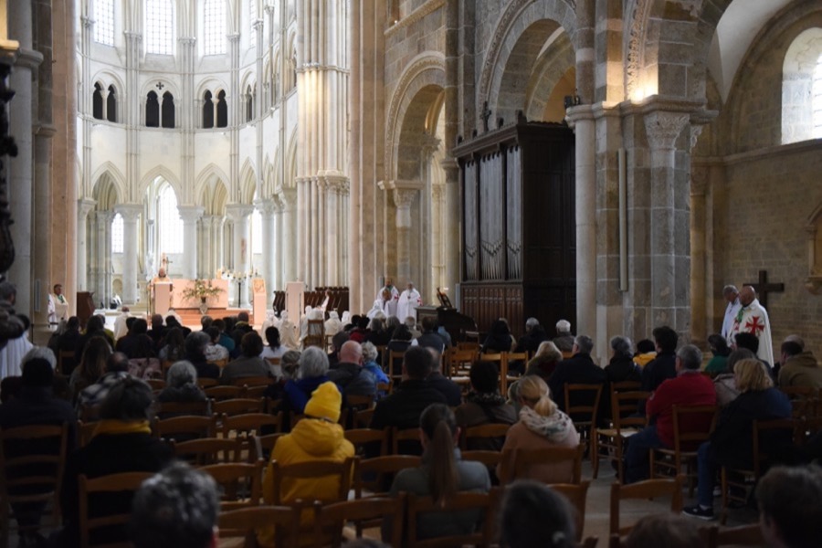 Retraite Spirituelle Internationale de Paris 2024 – 2 – Pèlerinage et participation à la Sainte Messe dans la Basilique Sainte-Marie-Madeleine de Vézelay