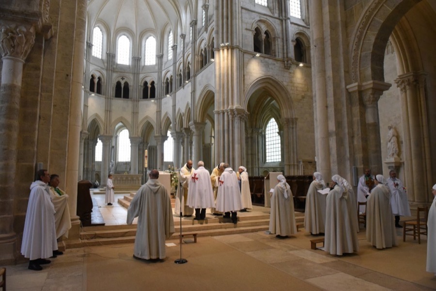 Retraite Spirituelle Internationale de Paris 2024 – 2 – Pèlerinage et participation à la Sainte Messe dans la Basilique Sainte-Marie-Madeleine de Vézelay