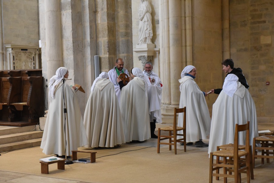 Retraite Spirituelle Internationale de Paris 2024 – 2 – Pèlerinage et participation à la Sainte Messe dans la Basilique Sainte-Marie-Madeleine de Vézelay