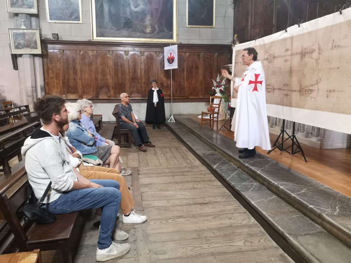 Exposition de la copie du Saint Suaire et conférence donnée par les Templiers Catholiques de France dans l’église de Saint-Valier, Saint-Girons, Ariège
