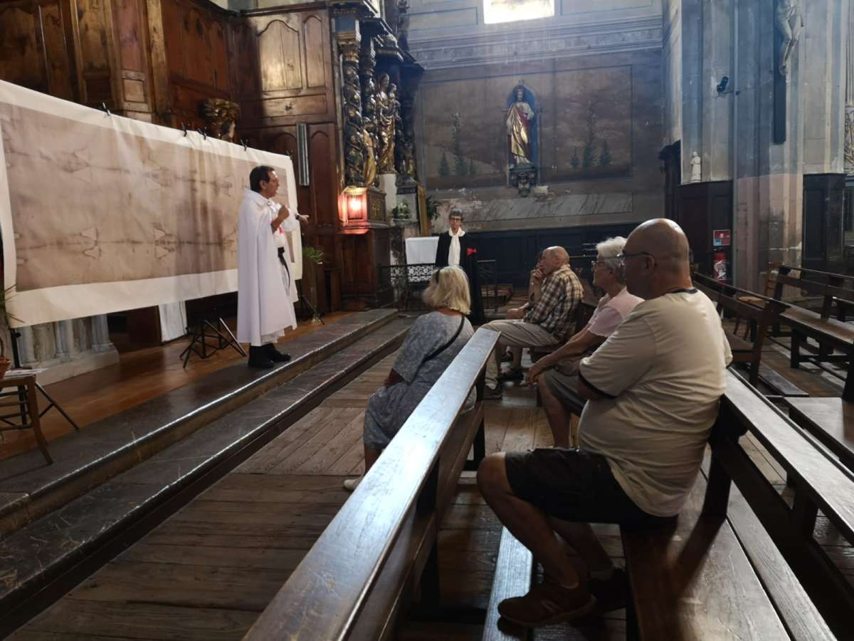 Exposition de la copie du Saint Suaire et conférence donnée par les Templiers Catholiques de France dans l’église de Saint-Valier, Saint-Girons, Ariège