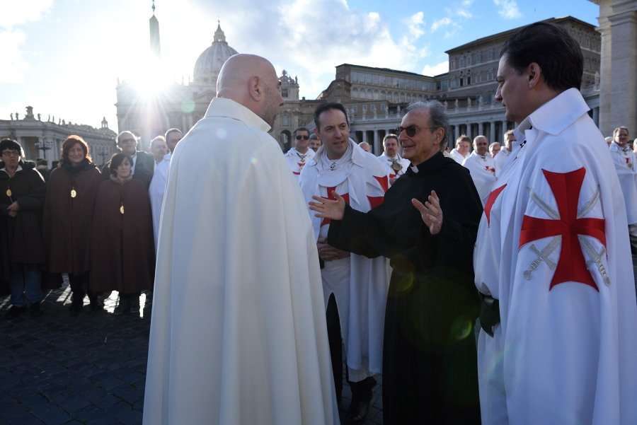 Convento Generale dei Templari Cattolici a Roma e Città del Vaticano 250 Templari Cattolici partecipano al Ritiro Spirituale presso la Basilica dei Santi XII Apostoli a Roma. Processione silenziosa per la Fede per le vie della Città, portando il crocifisso tra la gente e accompagnando le reliquie di Santi. Momento storico di accoglienza e catechesi da parte del parroco don Bruno Silvestrini degli agostiniani per la prima volta presso la Pontificia Parrocchia Sant'Anna dei Palafrenieri nel territorio della Città del Vaticano. Celebrazioni e veglia notturna di preghiera presso la Basilica dei XII Apostoli con Padre Agnello Stoia, Frate Francescano e Parroco della Basilica Santi XII Apostoli. Celebrazione Eucaristica nella Basilica di Santa Maria in Aracoeli presieduta da S.E. Mons. Rino Fisichella, Presidente del Pontificio Consiglio per la Promozione della Nuova Evangelizzazione.