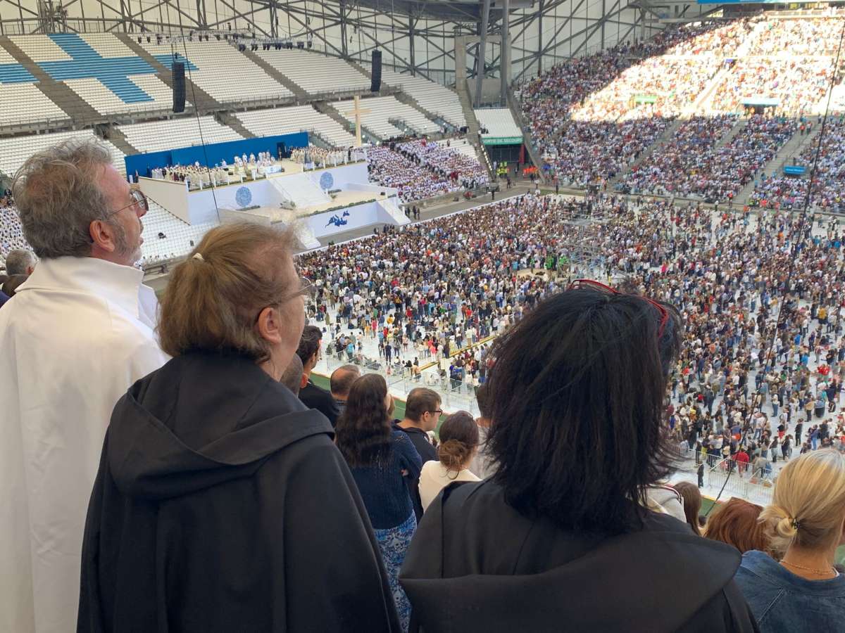 Rencontres Méditerranéennes 2023 -2- Participation à la Sainte messe célébrée par pape François dans le vélodrome de Marseille