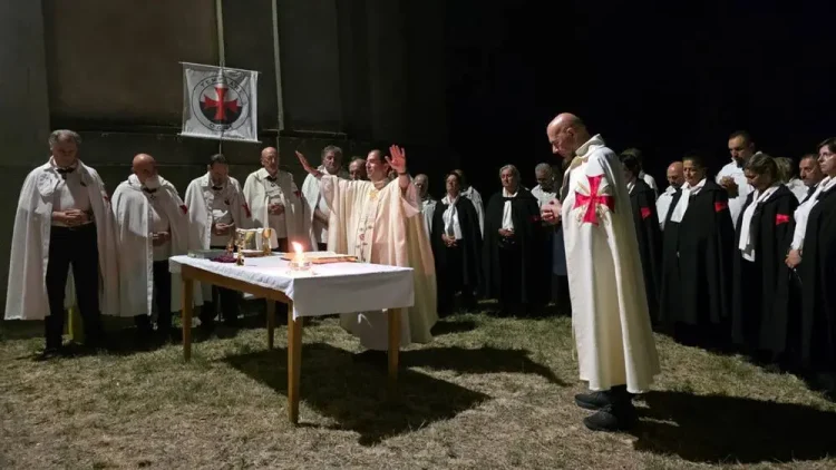 Templari in preghiera nella notte