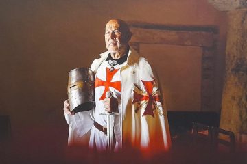 Il Magister Mauro Giorgio Ferretti in abito templare, ritratto esposto nella mostra Spirituality di Steve McCurry
