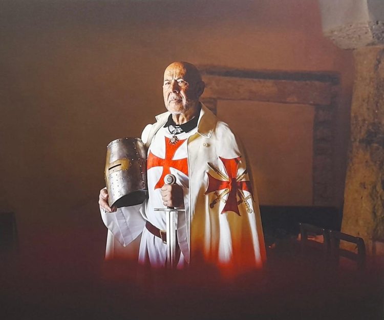 Il Magister Mauro Giorgio Ferretti in abito templare, ritratto esposto nella mostra Spirituality di Steve McCurry