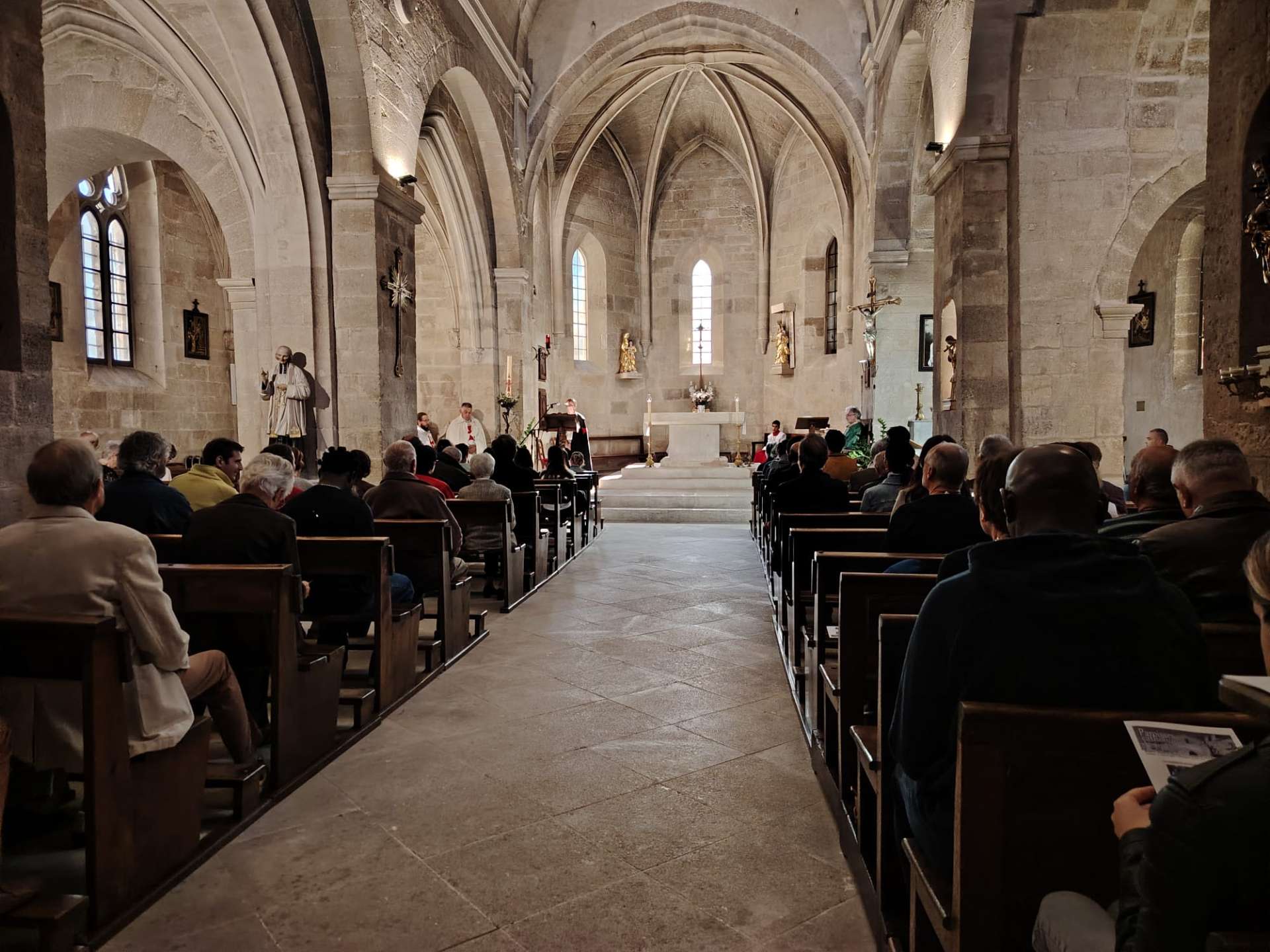 Participation à la Sainte Messe dans l’église Notre-Dame de la Nativité de Robion, Vaucluse