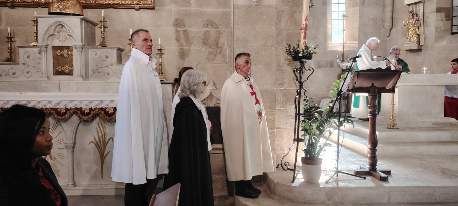 Participation à la Sainte Messe dans l’église Notre-Dame de la Nativité de Robion, Vaucluse