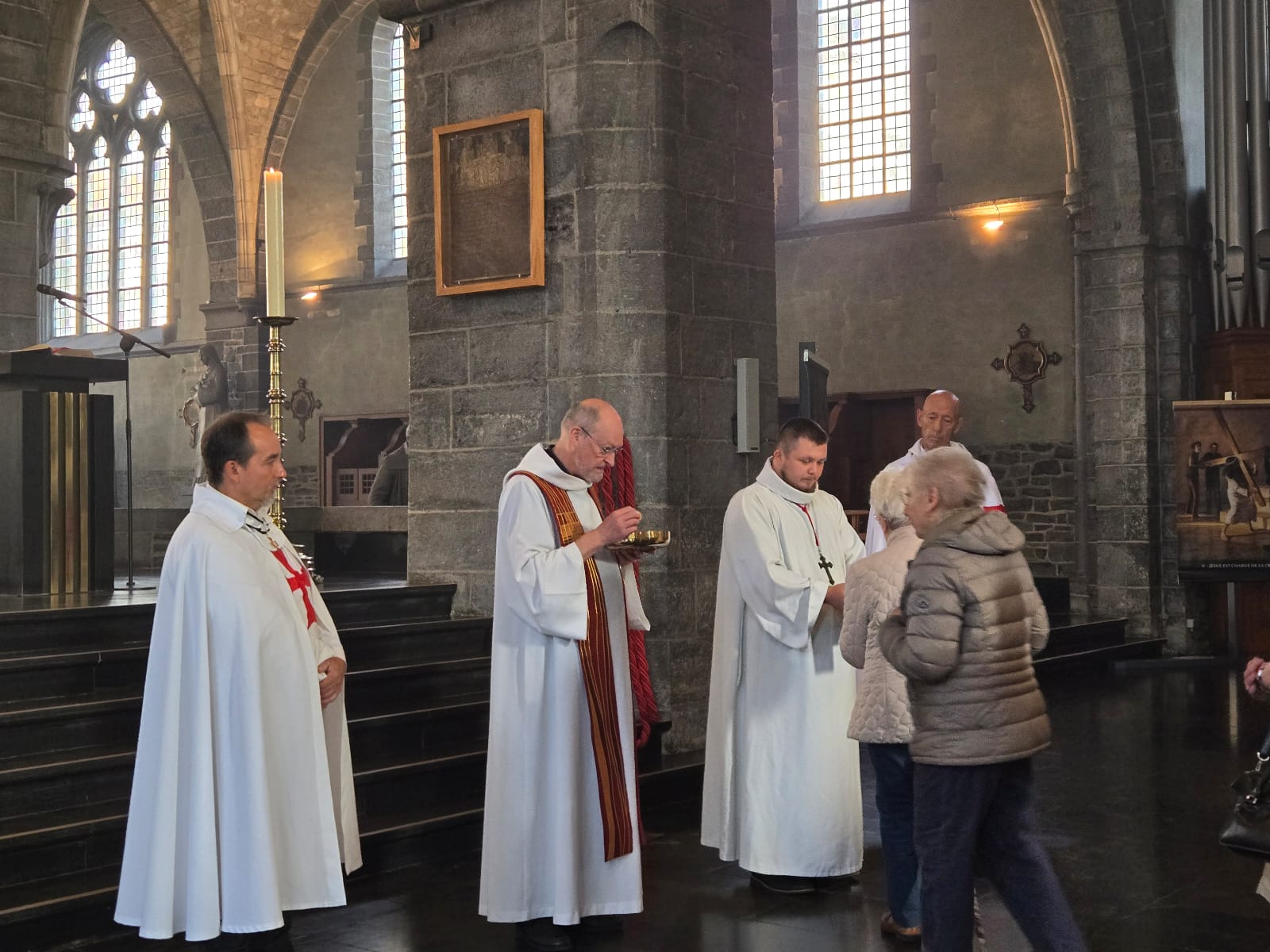 Exposition de la copie grandeur nature du Saint Suaire dans l’église Saint-Brice, Tournai, Belgique