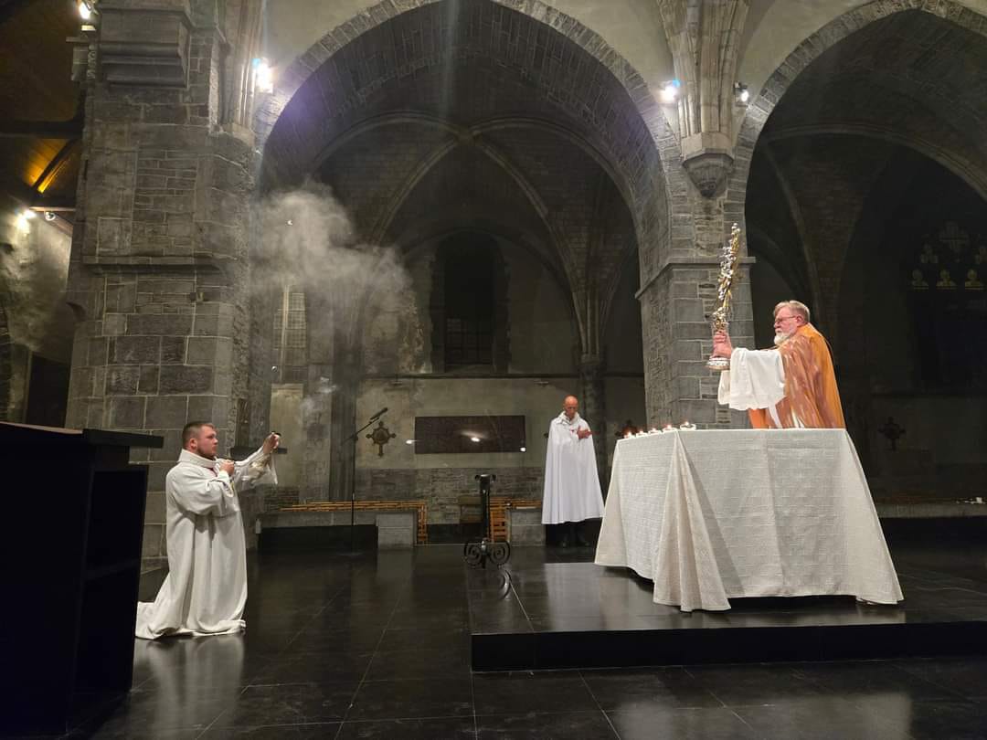 Exposition de la copie grandeur nature du Saint Suaire dans l’église Saint-Brice, Tournai, Belgique