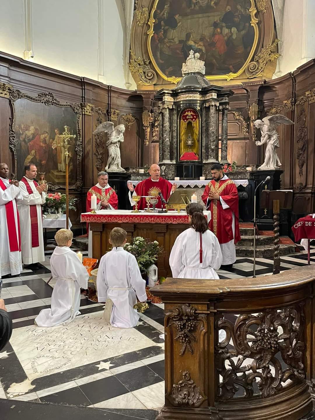 Les Templiers Catholiques participent à la procession solennelle de la relique du saint sang du Christ à l’abbaye du Bois-Seigneur-Isaac, Brabant, Belgique.