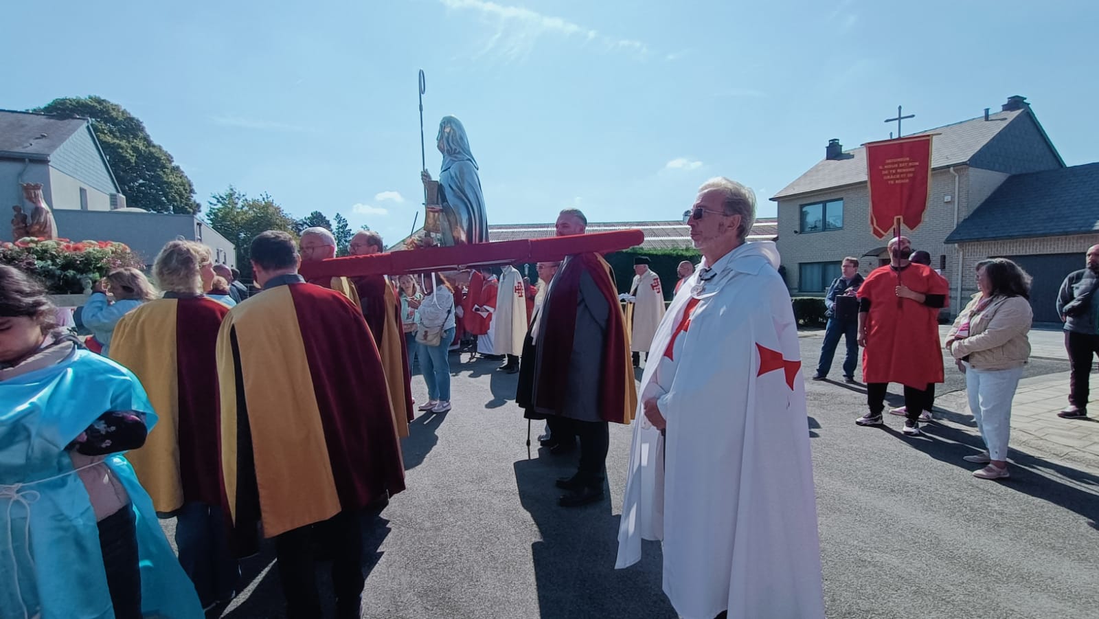Les Templiers Catholiques participent à la procession solennelle de la relique du saint sang du Christ à l’abbaye du Bois-Seigneur-Isaac, Brabant, Belgique.