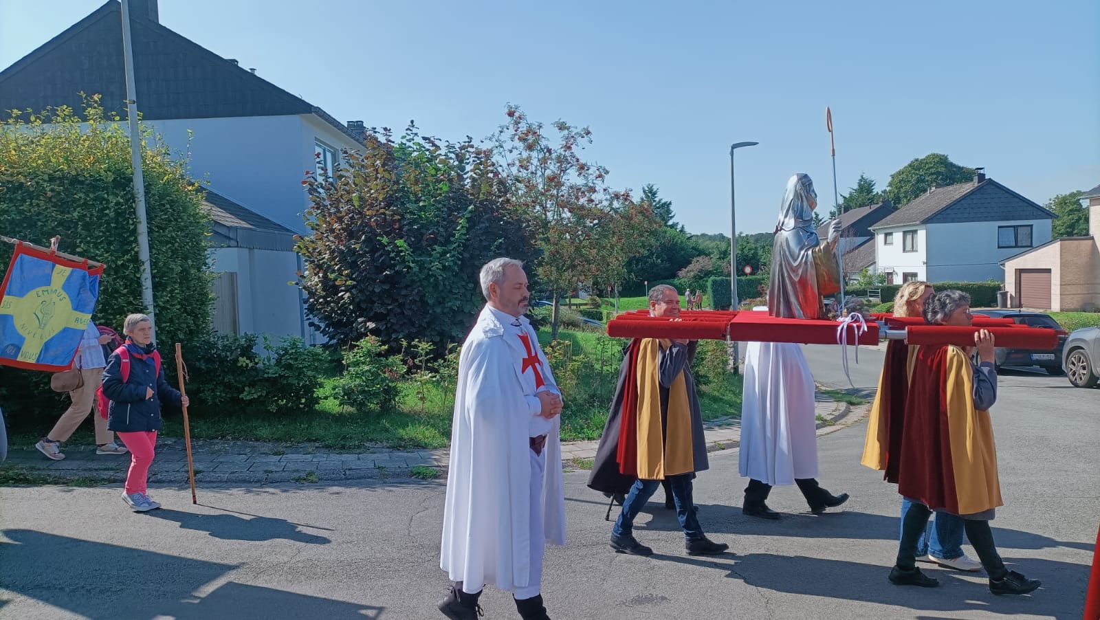 Les Templiers Catholiques participent à la procession solennelle de la relique du saint sang du Christ à l’abbaye du Bois-Seigneur-Isaac, Brabant, Belgique.