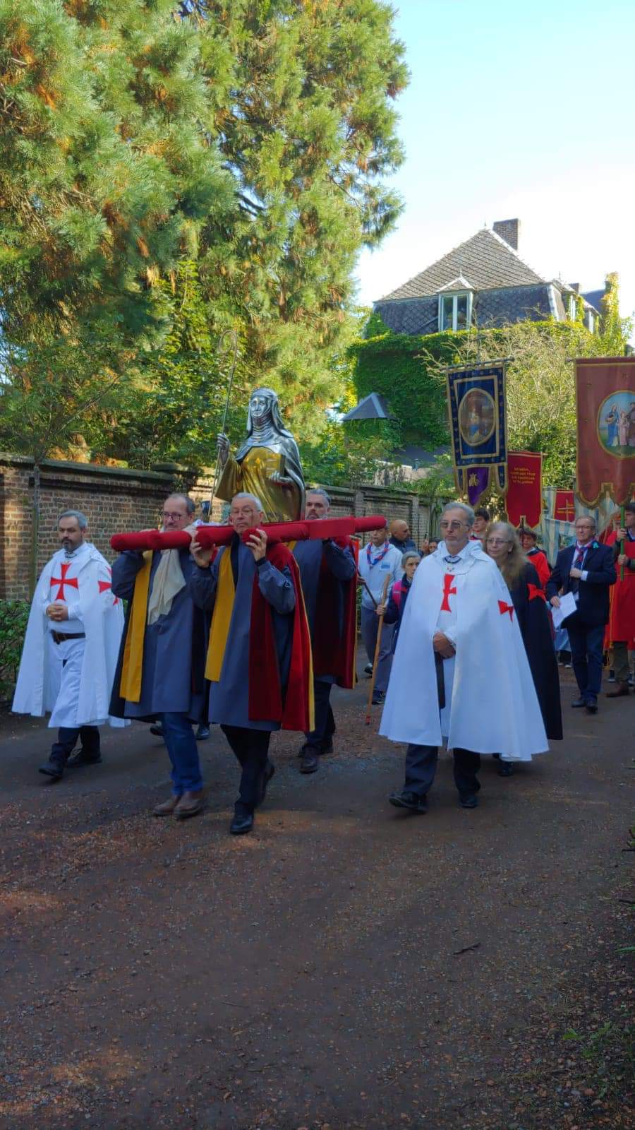 Les Templiers Catholiques participent à la procession solennelle de la relique du saint sang du Christ à l’abbaye du Bois-Seigneur-Isaac, Brabant, Belgique.