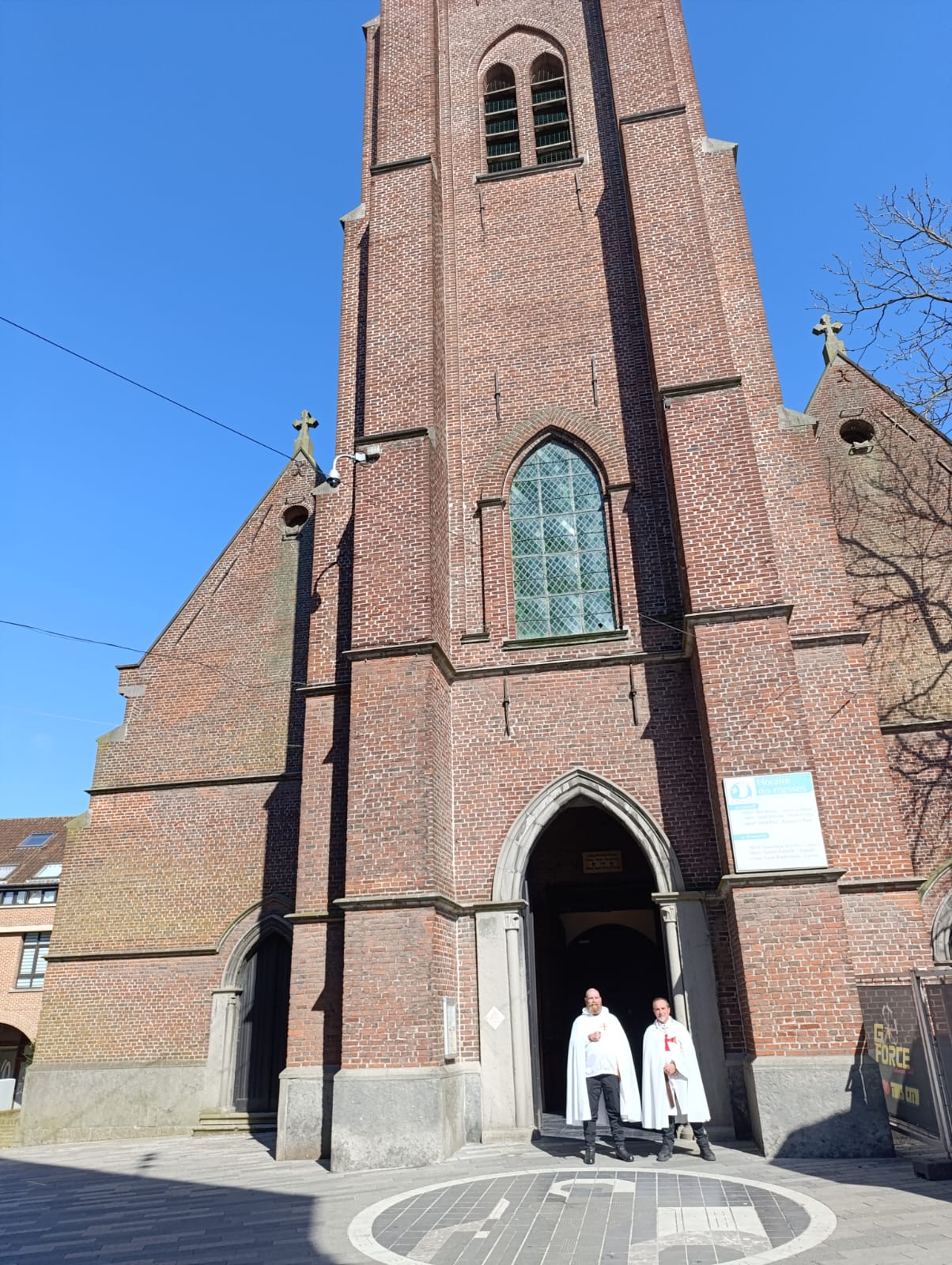 Exposition de la copie du Saint Suaire et Sainte Messe dans l’église Saint-Barthélémy de Mouscron, Belgique