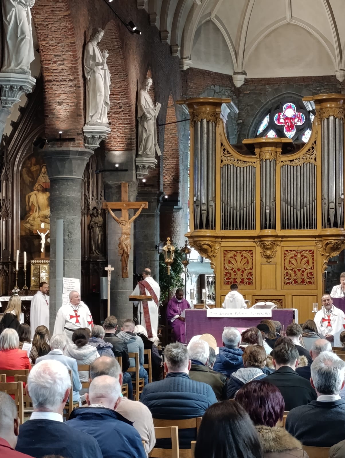Exposition de la copie du Saint Suaire et Sainte Messe dans l’église Saint-Barthélémy de Mouscron, Belgique