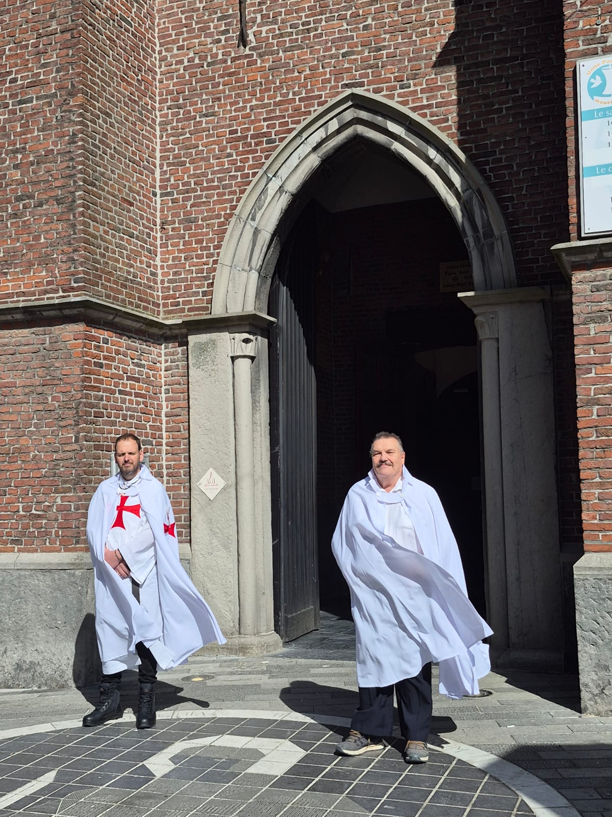 Exposition de la copie du Saint Suaire et Sainte Messe dans l’église Saint-Barthélémy de Mouscron, Belgique