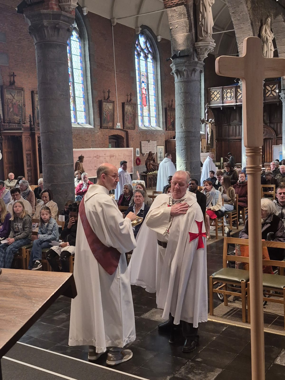 Exposition de la copie du Saint Suaire et Sainte Messe dans l’église Saint-Barthélémy de Mouscron, Belgique