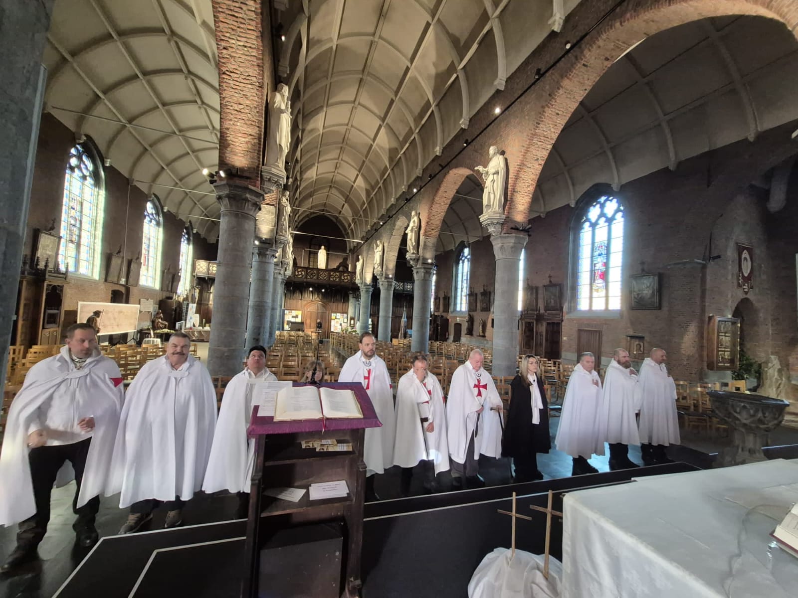 Exposition de la copie du Saint Suaire et Sainte Messe dans l’église Saint-Barthélémy de Mouscron, Belgique