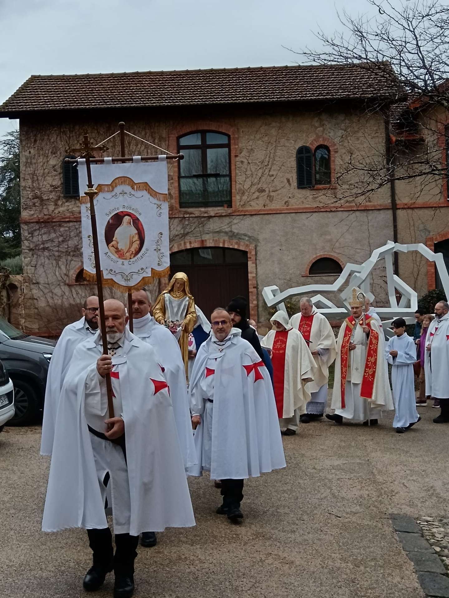 Les Templiers participent à la procession traditionnelle de Sainte Roseline dans la chapelle Sainte-Roseline, Les Arcs, dans le Var