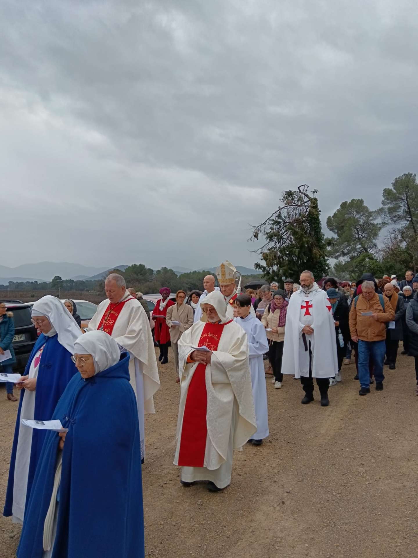 Les Templiers participent à la procession traditionnelle de Sainte Roseline dans la chapelle Sainte-Roseline, Les Arcs, dans le Var