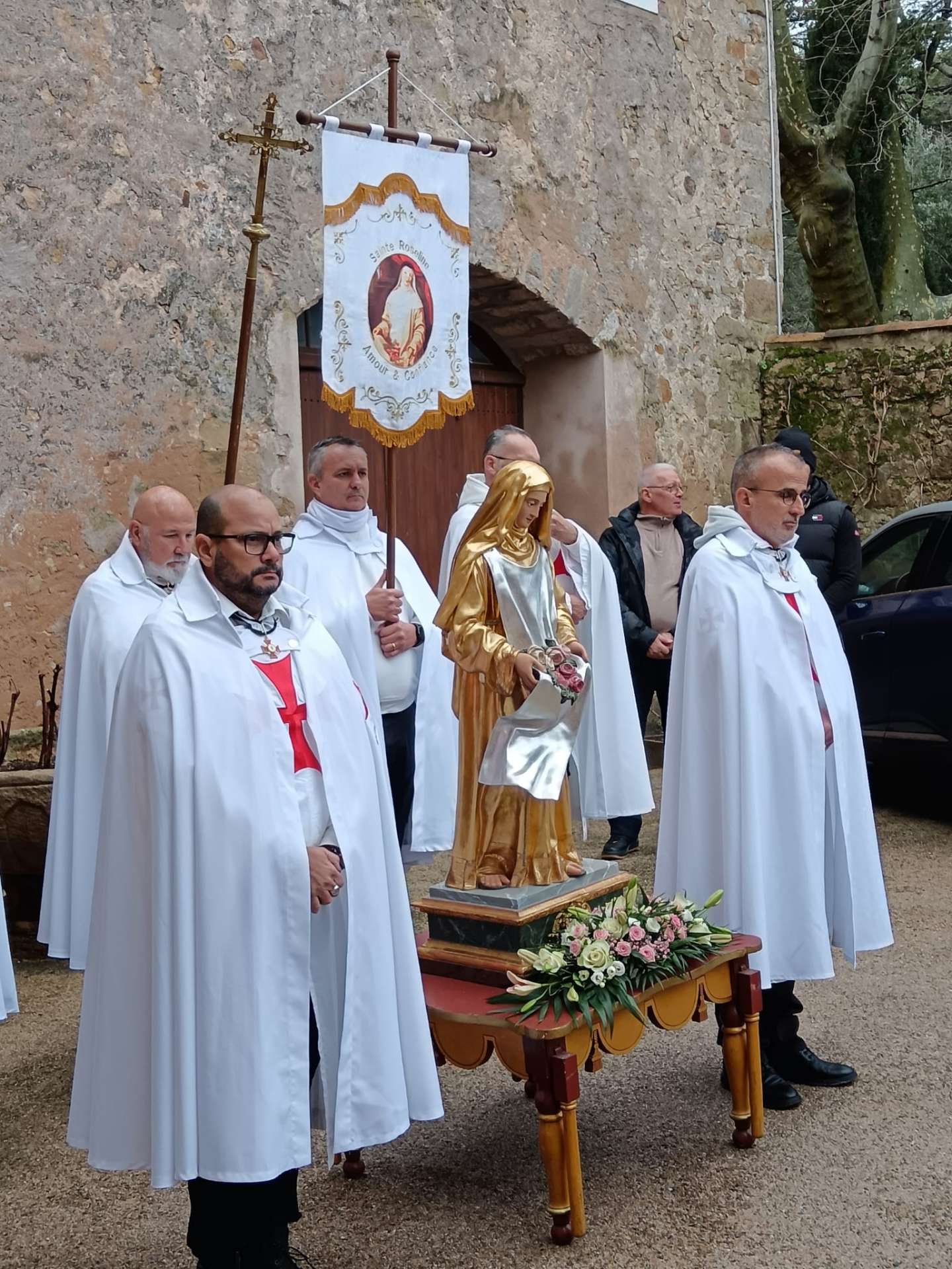 Les Templiers participent à la procession traditionnelle de Sainte Roseline dans la chapelle Sainte-Roseline, Les Arcs, dans le Var