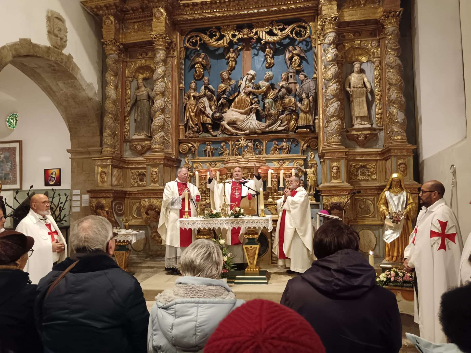Les Templiers participent à la procession traditionnelle de Sainte Roseline dans la chapelle Sainte-Roseline, Les Arcs, dans le Var