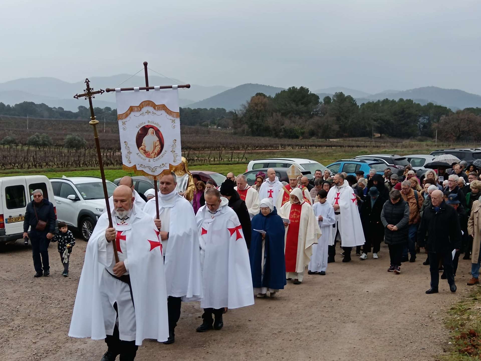 Les Templiers participent à la procession traditionnelle de Sainte Roseline dans la chapelle Sainte-Roseline, Les Arcs, dans le Var