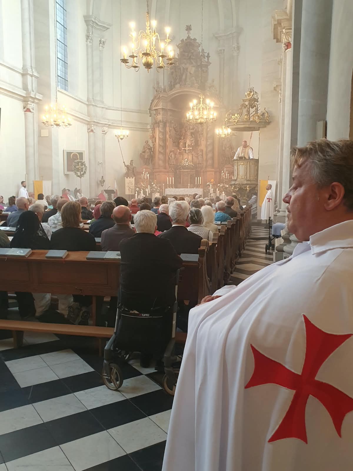 Die Templer im Dienst des Glaubens während der Festwoche der Schwarzen Muttergottes in Köln – Deutschland